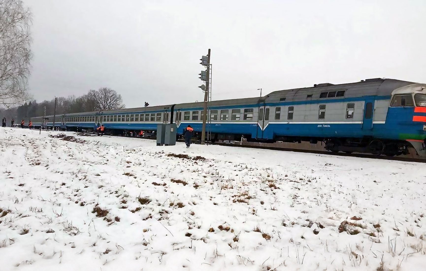 2 - Фотографии последствий столкновения автомобиля с составом дизель-поезда на перегоне Нахов - Василевичи 28.11.2024 года